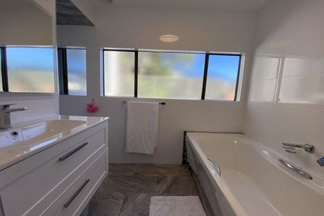 Photo of property in 76 Dowse Drive, Maungaraki, Lower Hutt, 5010