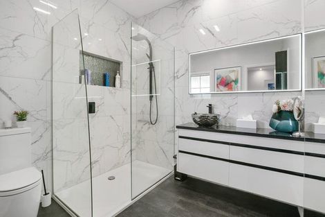 Photo of property in 11 Rifleman Rise, Unsworth Heights, Auckland, 0632