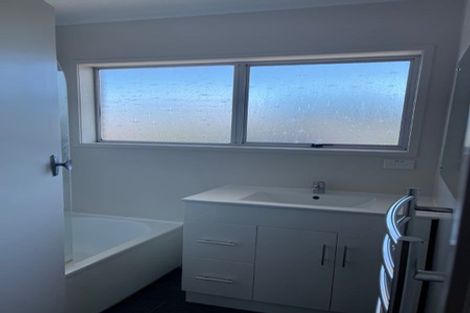 Photo of property in 2/100 Titirangi Road, New Lynn, Auckland, 0600