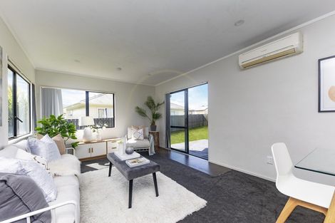 Photo of property in 22 Dungarvon Place, Clendon Park, Auckland, 2103