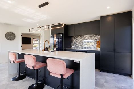 Photo of property in 37 Vaucluse Heights, Fitzherbert, Palmerston North, 4410