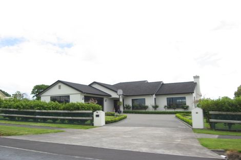 Photo of property in 24 Station Road, Huapai, Kumeu, 0810
