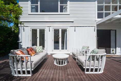 Photo of property in 1 Wakely Road, Newlands, Wellington, 6037