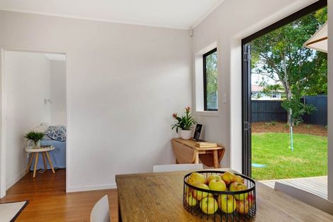 Photo of property in 124 Archibald Road, Kelston, Auckland, 0602