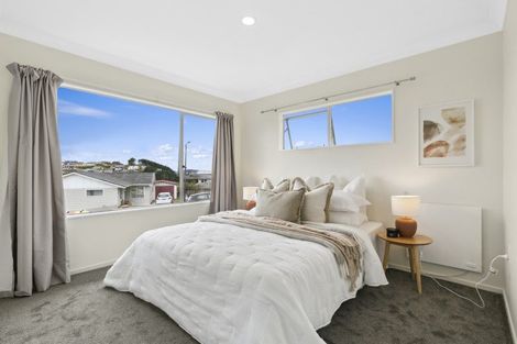 Photo of property in 17 Cheltenham Terrace, Newlands, Wellington, 6037