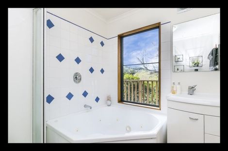 Photo of property in 32 Silverstream Road, Crofton Downs, Wellington, 6035