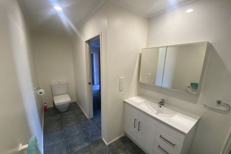 Photo of property in 2/8 Mossop Rise, Glenfield, Auckland, 0629