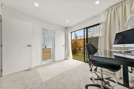 Photo of property in 7/27 Carole Crescent, Pakuranga, Auckland, 2010