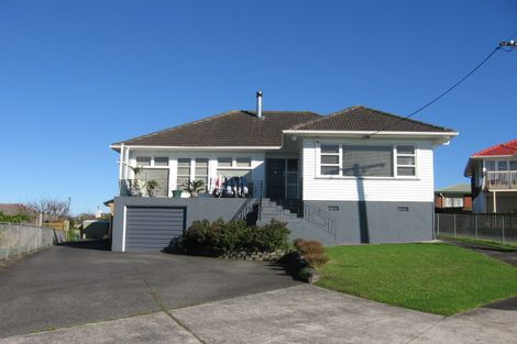 Photo of property in 2 Taha Road, Te Atatu South, Auckland, 0610