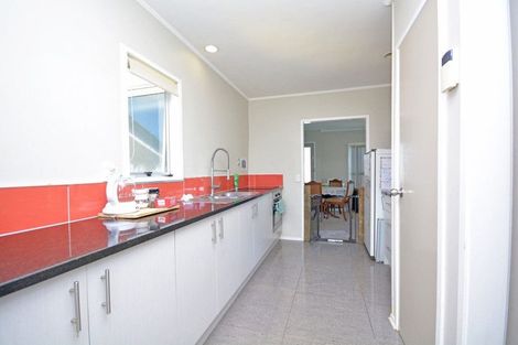 Photo of property in 2 Sunlands Drive, Manurewa, Auckland, 2102