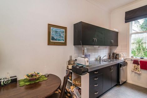 Photo of property in 2 Rixon Grove, Mount Victoria, Wellington, 6011