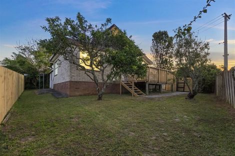 Photo of property in 2/307 Wairau Road, Totara Vale, Auckland, 0627