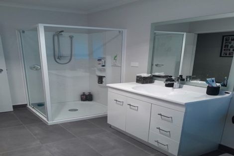 Photo of property in 296 Forest Hill Road, Waiatarua, Auckland, 0612