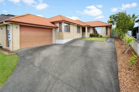 Photo of property in 69 Roberta Crescent, Orewa, 0931