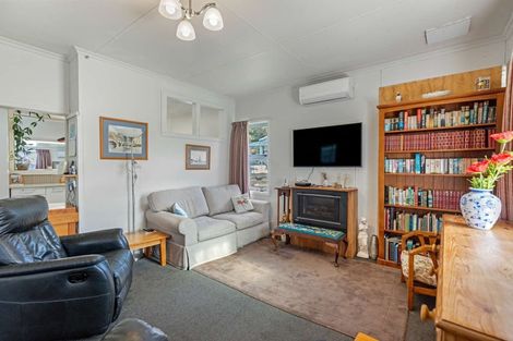 Photo of property in 8 Paraekaretu Street, Hunterville, 4730