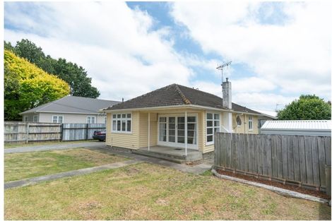 Photo of property in 71 Queenwood Road, Levin, 5510