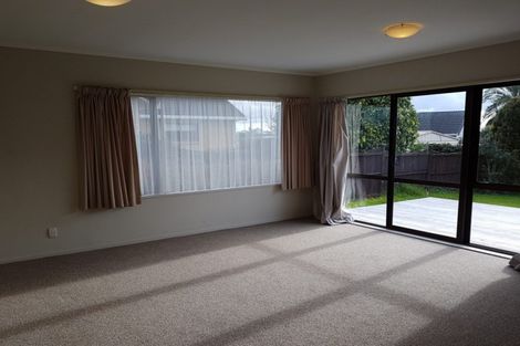 Photo of property in 112 Hutchinsons Road, Bucklands Beach, Auckland, 2014