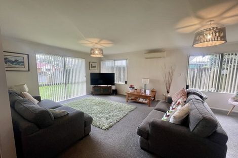 Photo of property in 10 Swanson Oaks, Swanson, Auckland, 0612