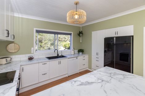 Photo of property in 11 Tiromoana Road, Raumati South, Paraparaumu, 5032