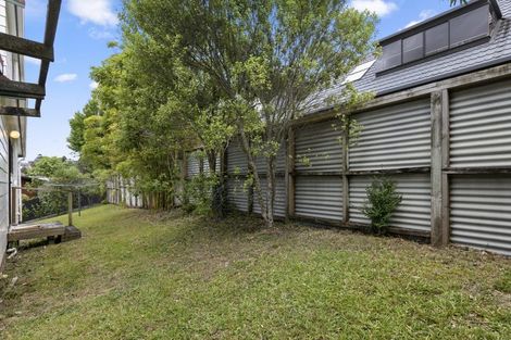 Photo of property in 1 Francis Curtis Avenue, Blockhouse Bay, Auckland, 0600