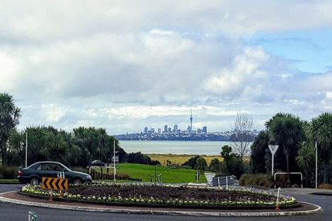 Photo of property in 1/80 Gloria Avenue, Te Atatu Peninsula, Auckland, 0610