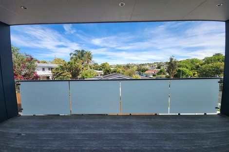 Photo of property in 22e Totaravale Drive, Totara Vale, Auckland, 0629