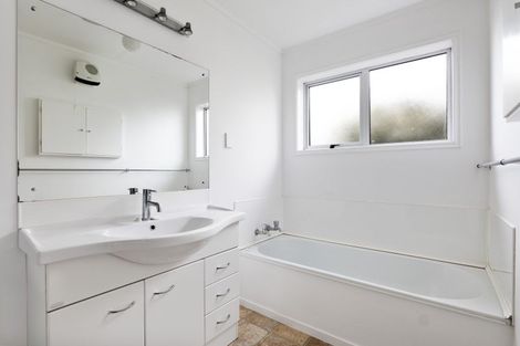 Photo of property in 8 Warren Place, Frankleigh Park, New Plymouth, 4310