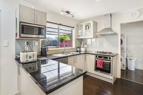 Photo of property in 1/5 Colleen Norma Place, Half Moon Bay, Auckland, 2012