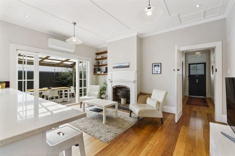 Photo of property in 2/21 Cowper Street, Devonport, Auckland, 0624