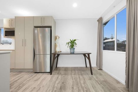 Photo of property in 6 Fernhaven Place, Massey, Auckland, 0614