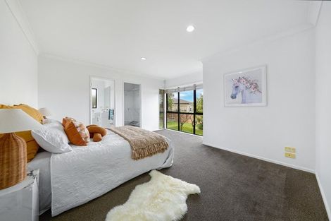 Photo of property in 20 Mackwell Road, Fairview Heights, Auckland, 0632