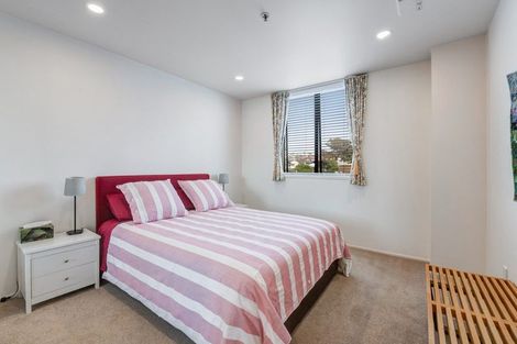 Photo of property in 3a/171 Hurstmere Road, Takapuna, Auckland, 0622