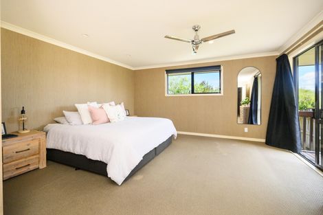 Photo of property in 19 Johnstone Drive, Fitzherbert, Palmerston North, 4410