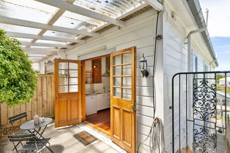 Photo of property in 80 Rolleston Street, Mount Cook, Wellington, 6021