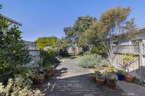 Photo of property in 18 Apu Crescent, Lyall Bay, Wellington, 6022