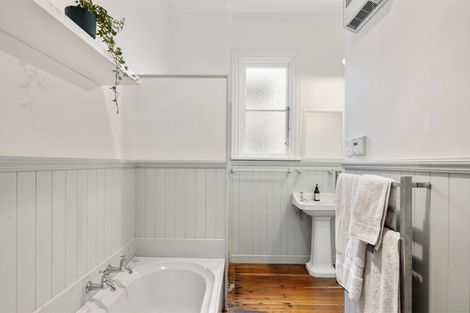 Photo of property in 112 Onepu Road, Lyall Bay, Wellington, 6022