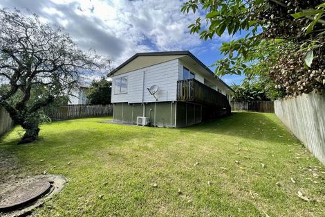 Photo of property in 2/15 Kirklow Place, Goodwood Heights, Auckland, 2105