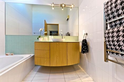 Photo of property in 18 Oakpark Place, West Harbour, Auckland, 0618