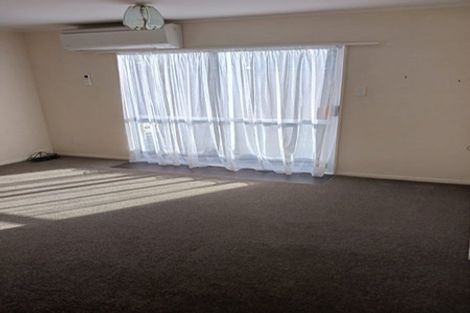 Photo of property in 2/15 Apu Crescent, Lyall Bay, Wellington, 6022