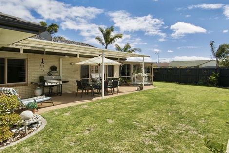 Photo of property in 1 Mcleod Place, Papamoa Beach, Papamoa, 3118
