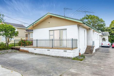 Photo of property in 1/3 Exmouth Road, Northcote, Auckland, 0627