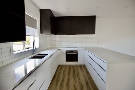 Photo of property in 2/94 Target Road, Totara Vale, Auckland, 0629