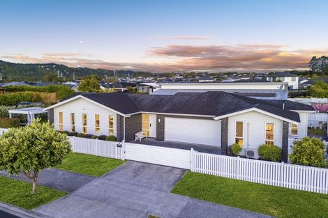 Photo of property in 25 Gilbransen Road, Kumeu, 0810