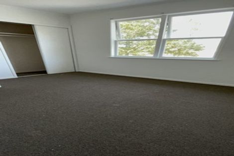 Photo of property in 372 Glenfield Road, Glenfield, Auckland, 0629