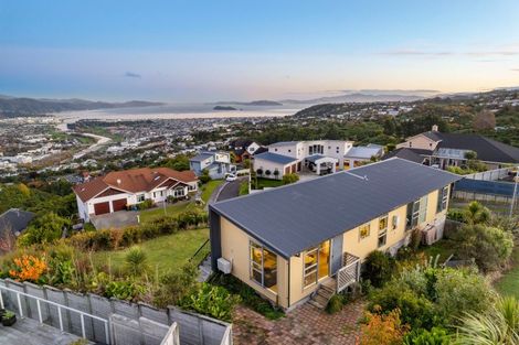 Photo of property in 22 Arahiwi Grove, Tirohanga, Lower Hutt, 5010