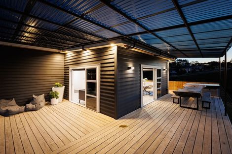 Photo of property in 37 Vaucluse Heights, Fitzherbert, Palmerston North, 4410