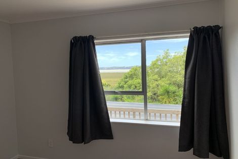 Photo of property in 60 Rewarewa Road, Te Atatu Peninsula, Auckland, 0610