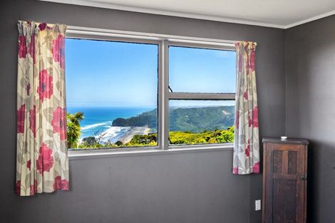 Photo of property in 11 Te Ahuahu Road, Piha, New Lynn, 0772