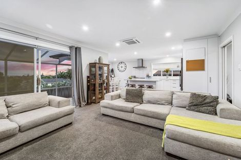 Photo of property in 28 Lydford Place, Glendene, Auckland, 0602