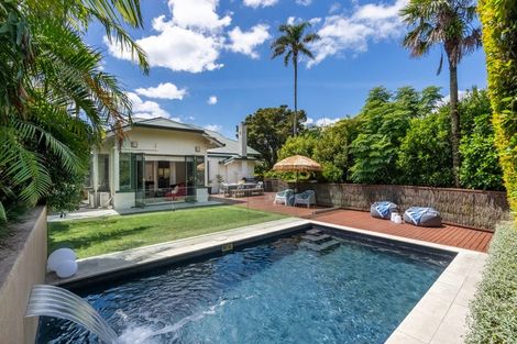 Photo of property in 19 Maritime Terrace, Birkenhead, Auckland, 0626